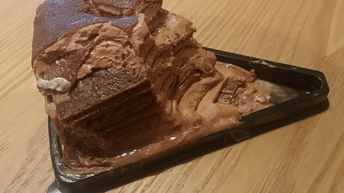 Naked Cake – cake shop in Hartley's Village, Litherland